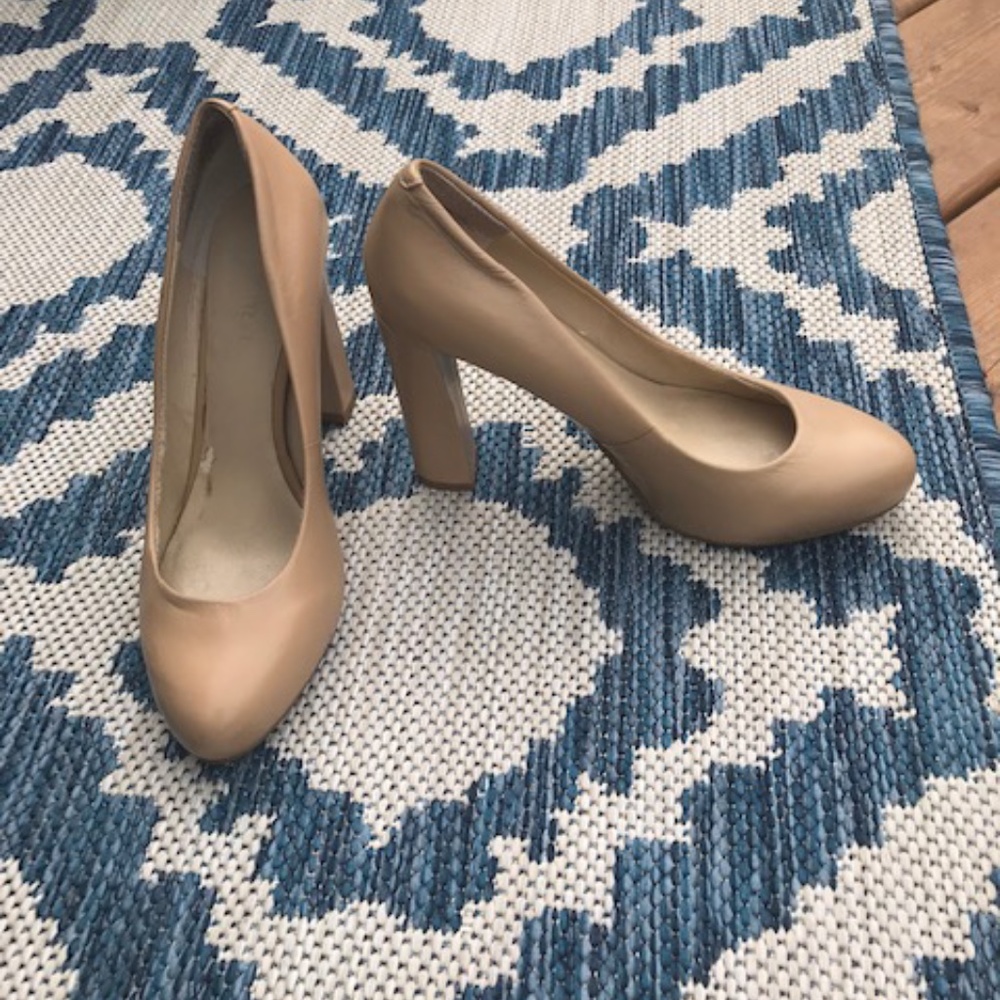 Nine West tan/beige soft leather pumps - Size 5 1/2"